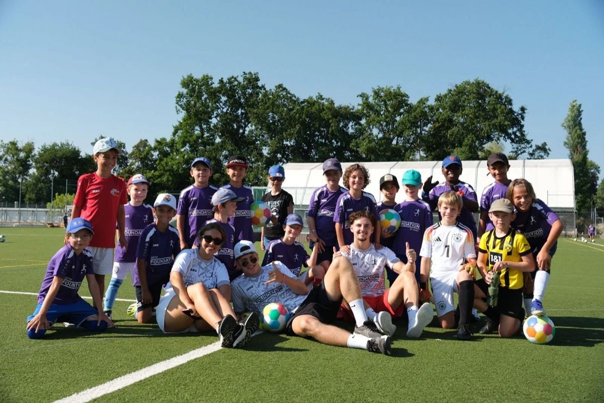 La photo de groupe du camp Happy Feet 2024, sur le terrain